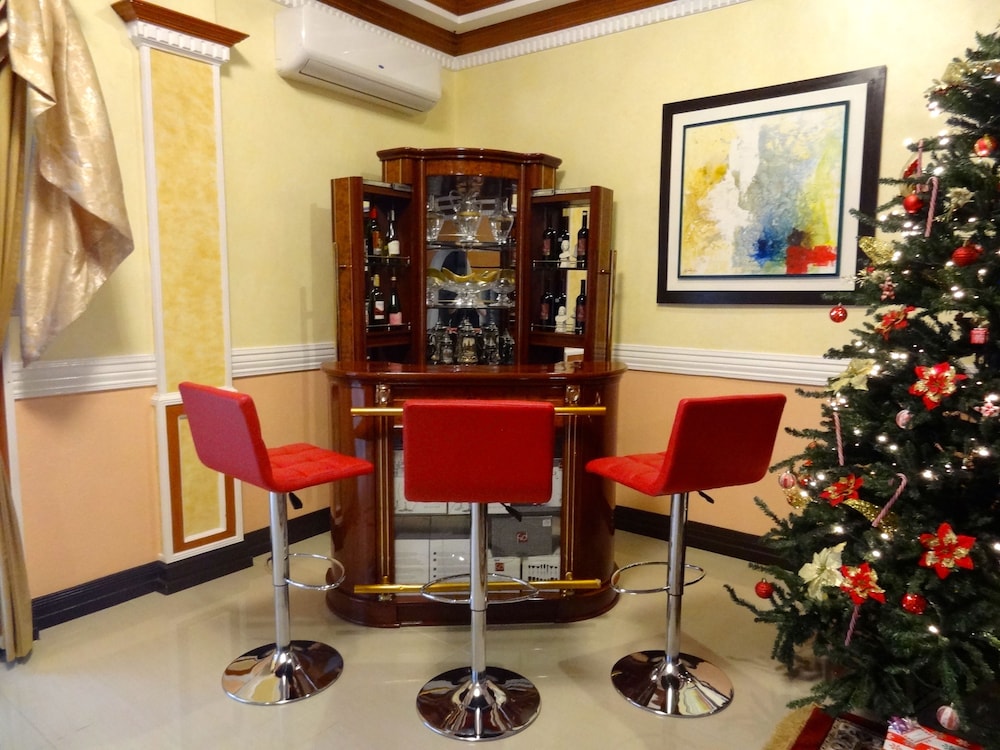 The Executive Villa Inn & Suites 48/60