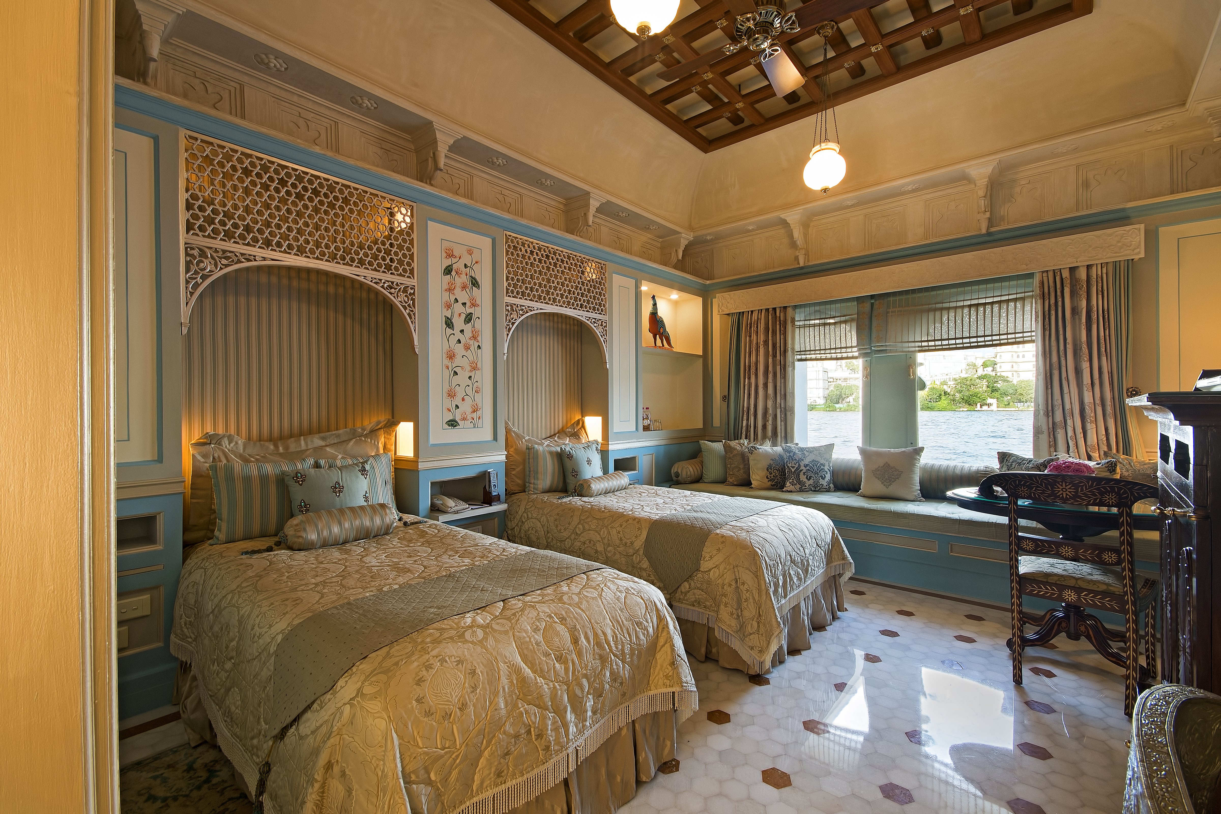 Palace, Twin Beds, Lake View