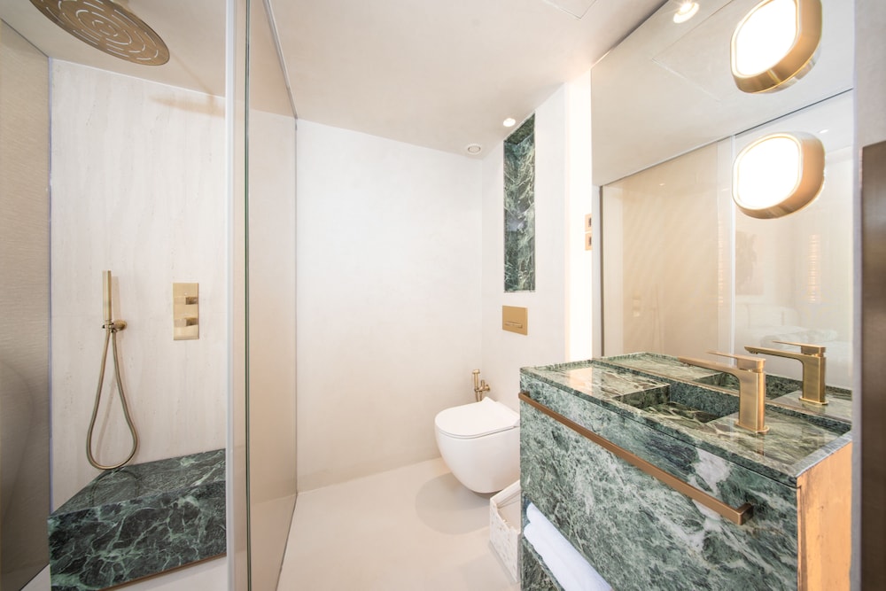 غرفة فاخرة بسريرين منفصلين بشرفة، Destino Five Ibiza -5-Star Grand Luxe Resort 2/5