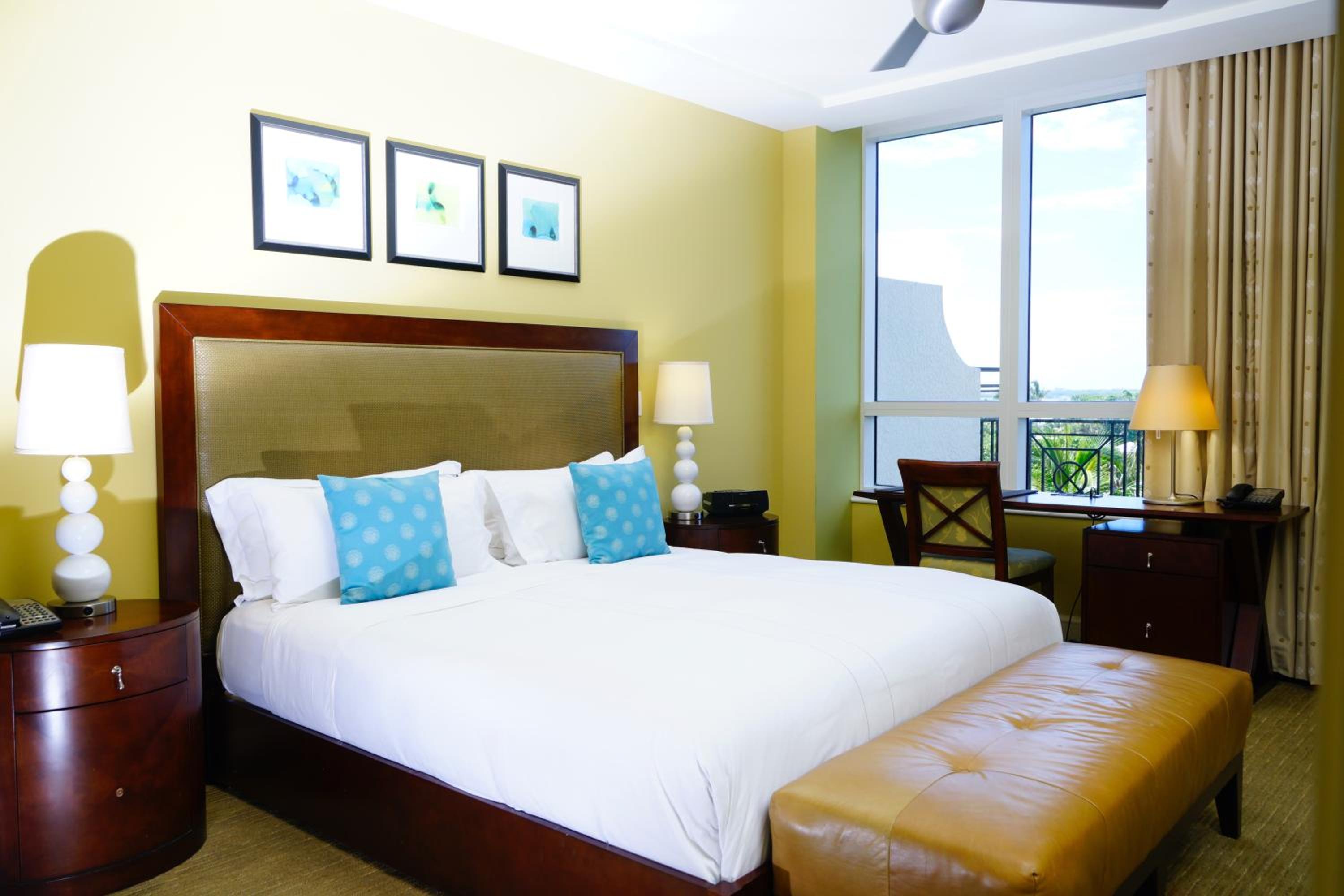 جناح كبير بإطلالة على البحر بشرفة بغرفتي نوم، Palm Beach Singer Island Resort and Spa Luxury Suites 2/5