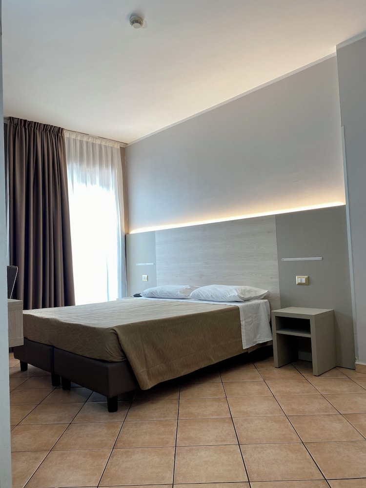 ROOM, SINGLE, DOUBLE BED