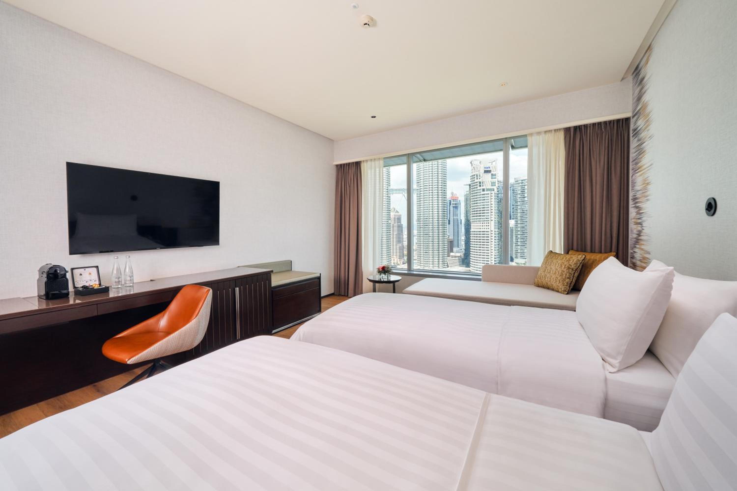 Renovated, Traders, Club, Twin Beds, Twin Towers View, Sofa