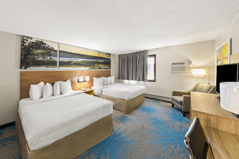 Upgrade, 2 Queen Beds، Days Inn by Wyndham Winona 3/10