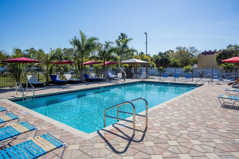 Days Inn by Wyndham Sarasota Bay 7/34
