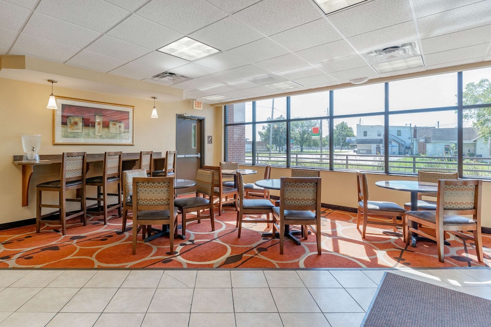 Econo Lodge Inn & Suites Des Moines Fairgrounds Area 31/37