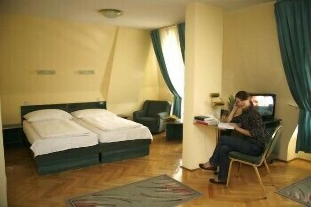 1 BEDROOM, STANDARD, TWIN BEDS