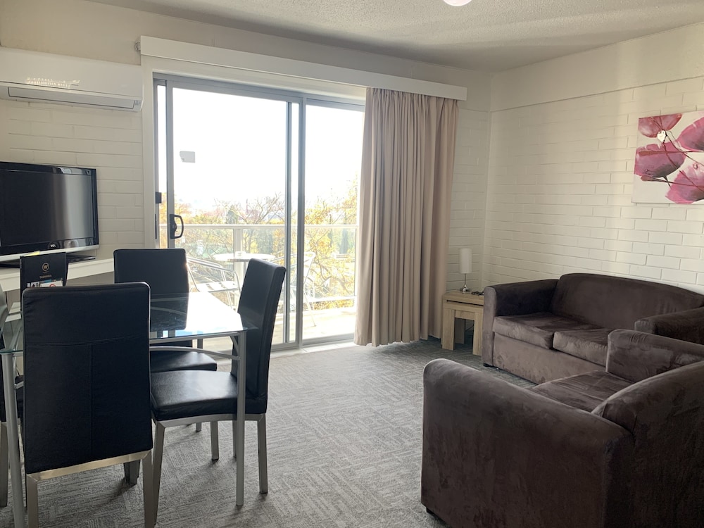 Adina Place Motel Apartments 37/52