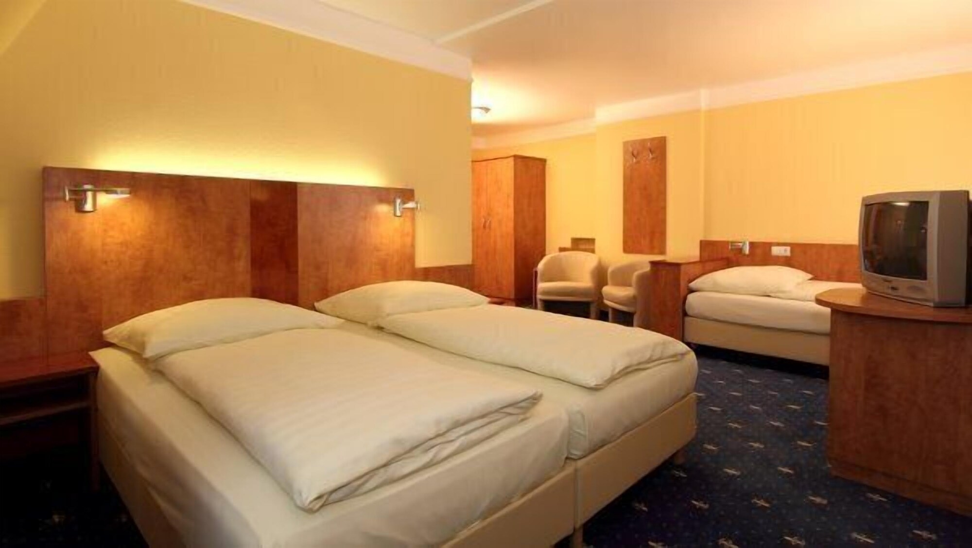 ROOM, QUADRUPLE