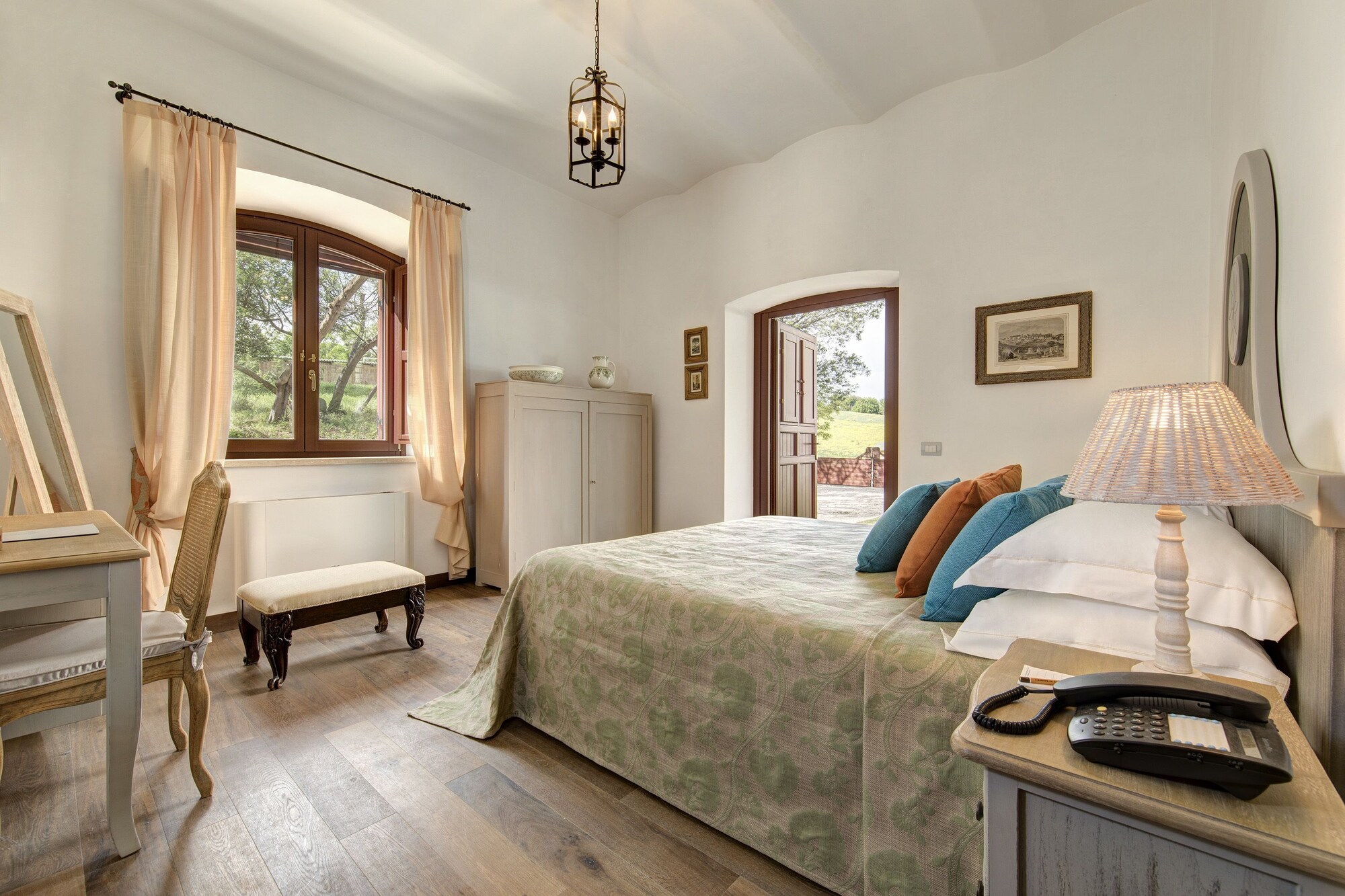 CLASSIC, QUEEN BED