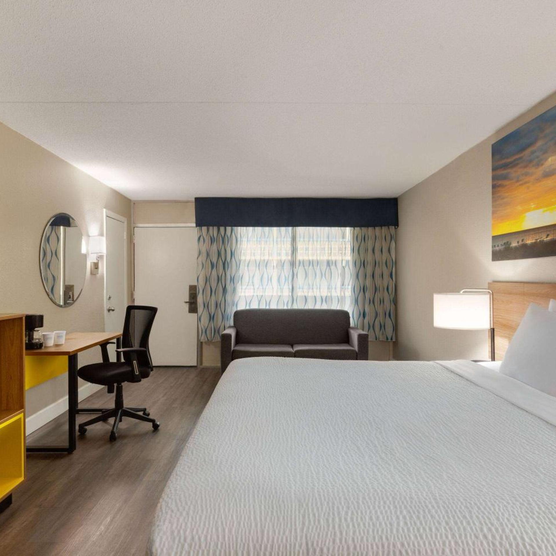 Room, King Bed, Street View