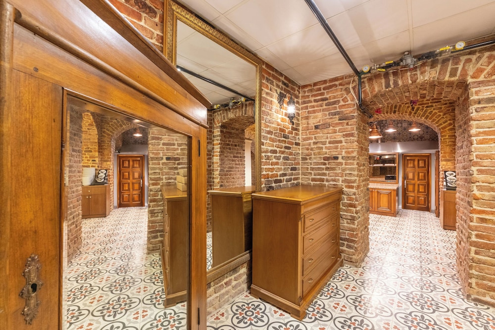 Meserret Palace Hotel 8/50