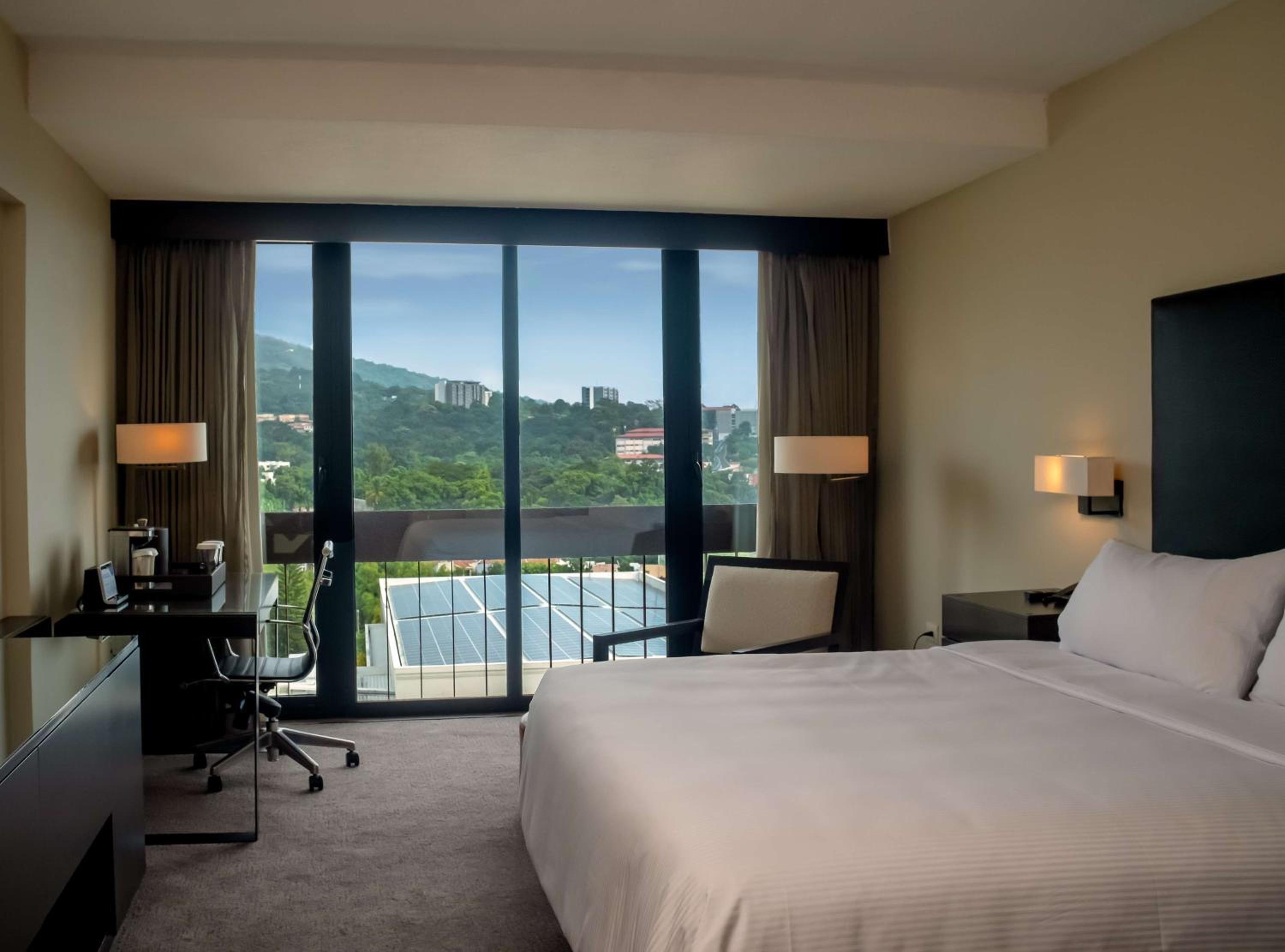 ROOM, KING BED, EXECUTIVE LEVEL
