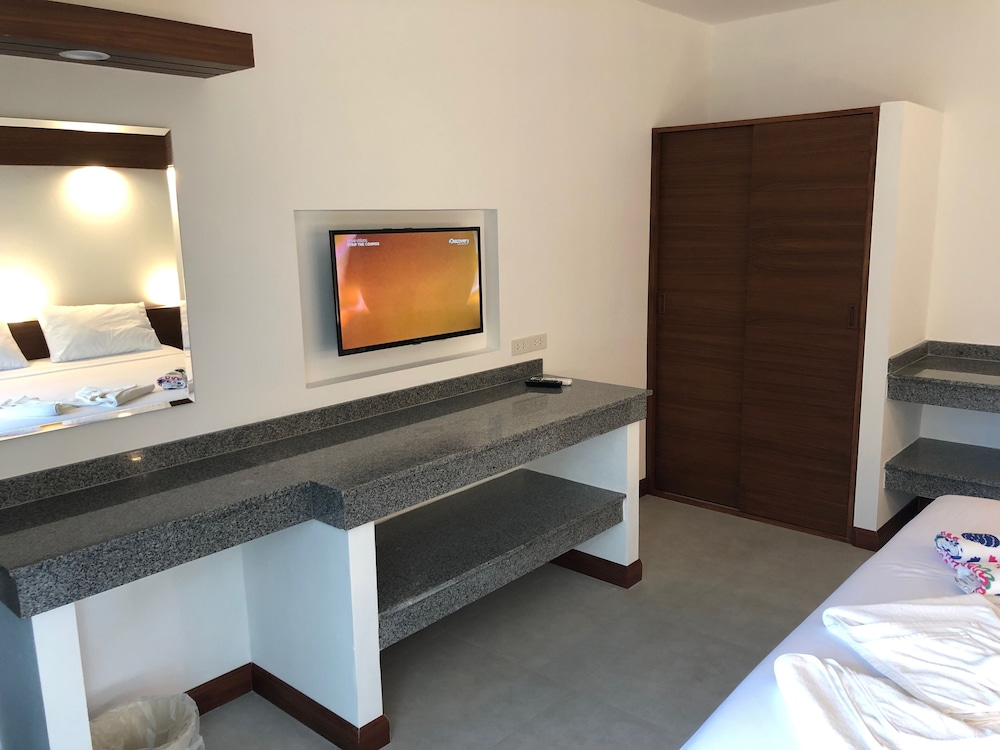 Noble House Beach Resort 24/63