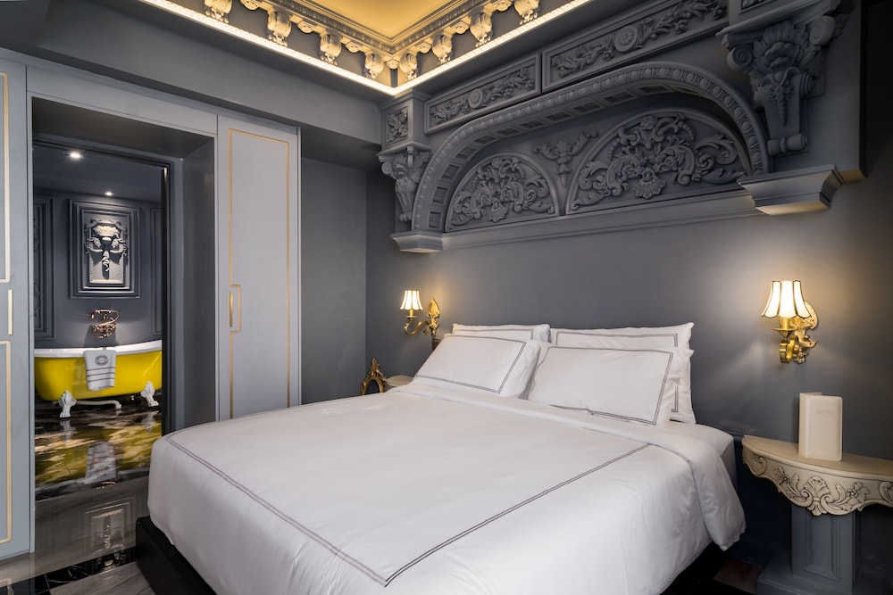 Palatial Mixed Dorm, 2 King Beds