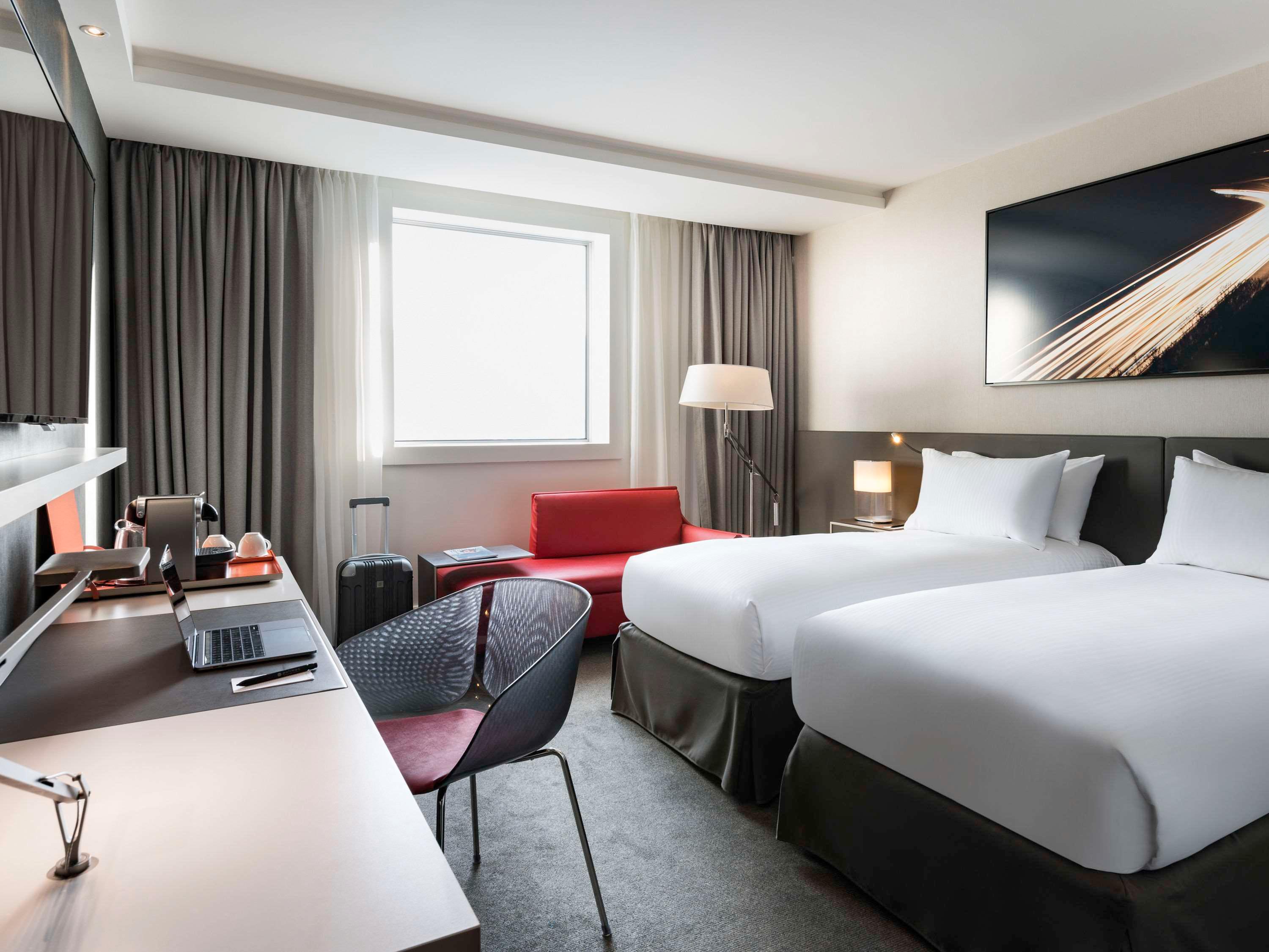 DELUXE, TWIN BEDS, LA DEFENSE VIEW, HIGH FLOOR