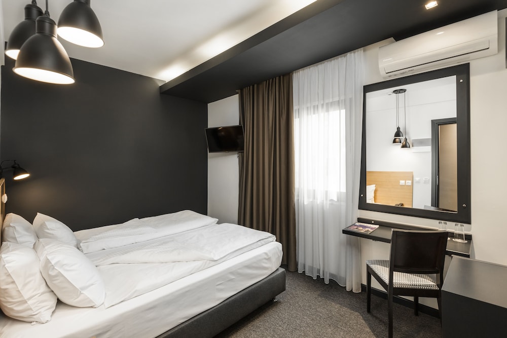 Park Hotel 36/67