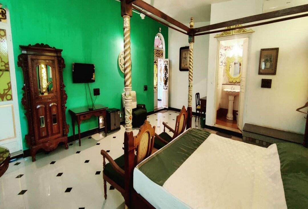 Palace, Mint, Luxury, Suite, King Bed