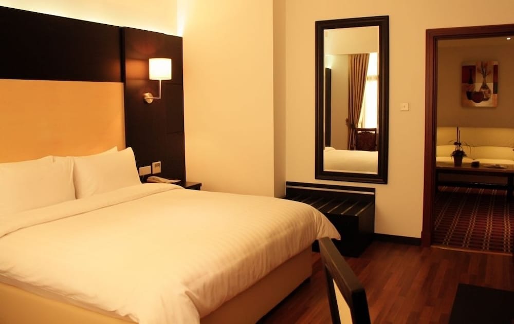 JUFFAIR GATE HOTEL 12/52