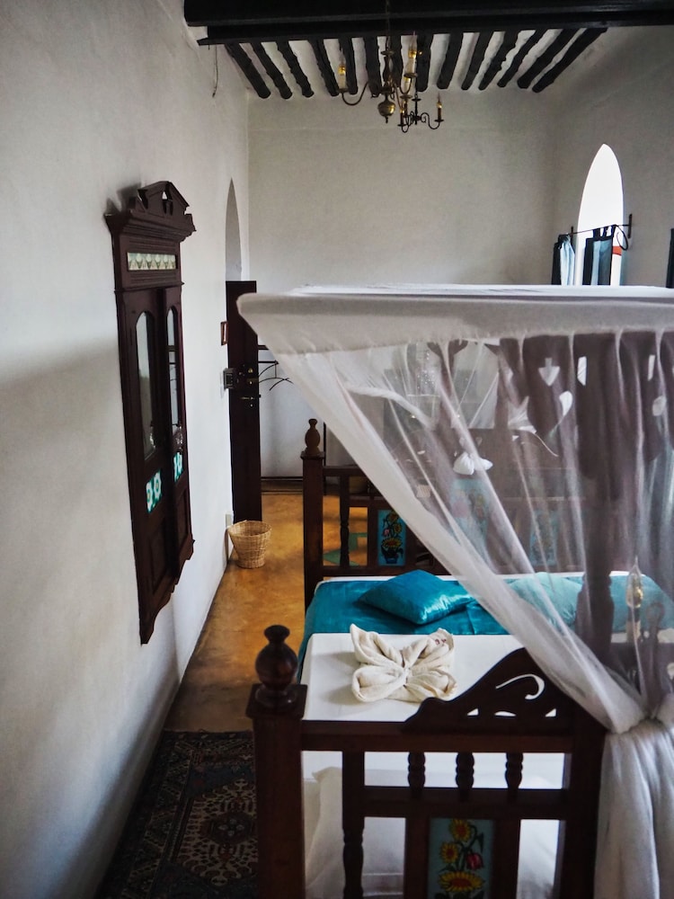 Zanzibar Coffee House 24/50