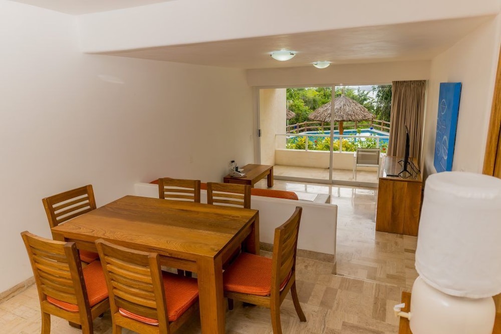 Pacifica Resort Ixtapa 50/72