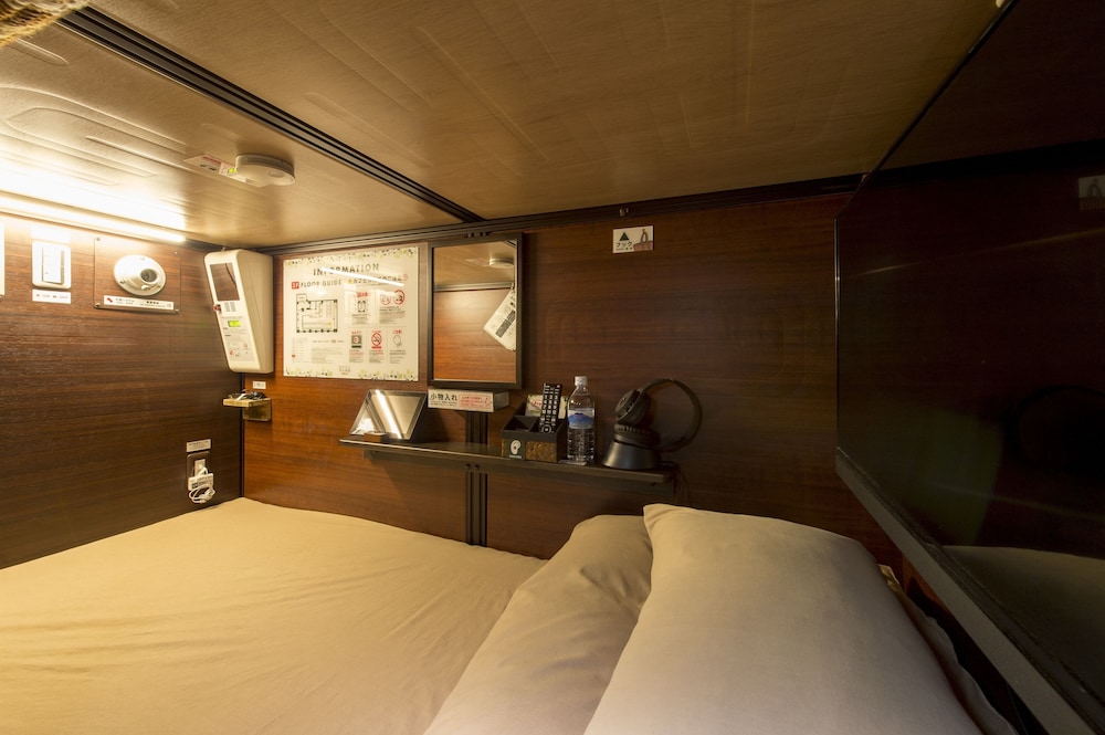 CAPSULE, FEMALE ONLY, SINGLE BED