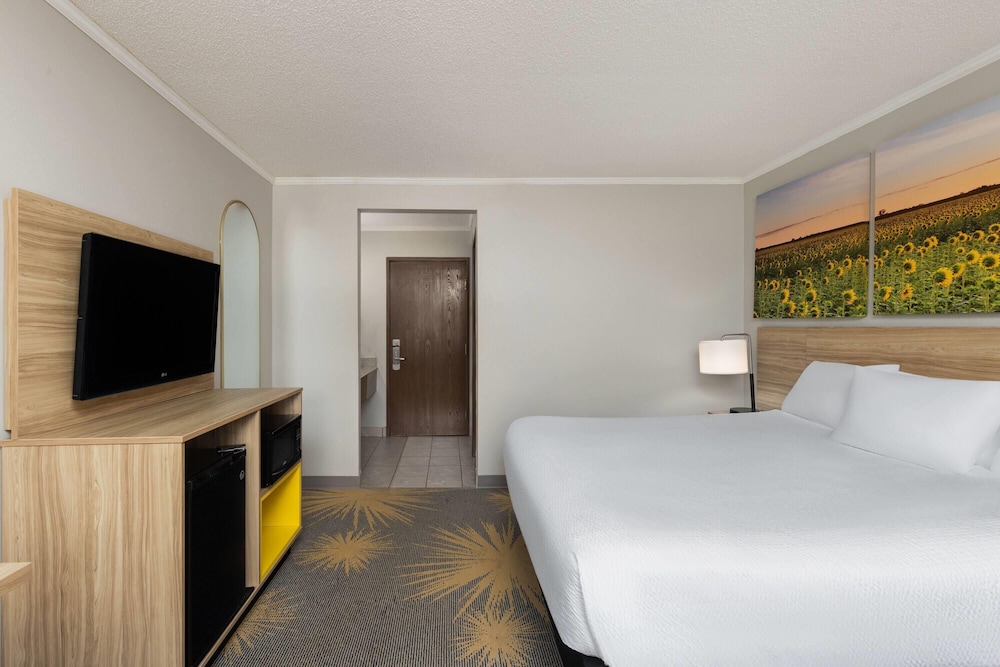 غرفة بسرير كينج، Days Inn & Suites By Wyndham Kansas City South 3/7