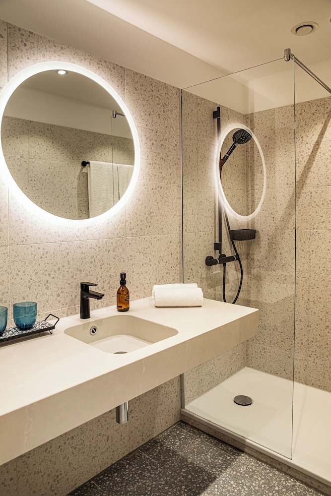 LOGINN Hotel Koln Airport 45/48