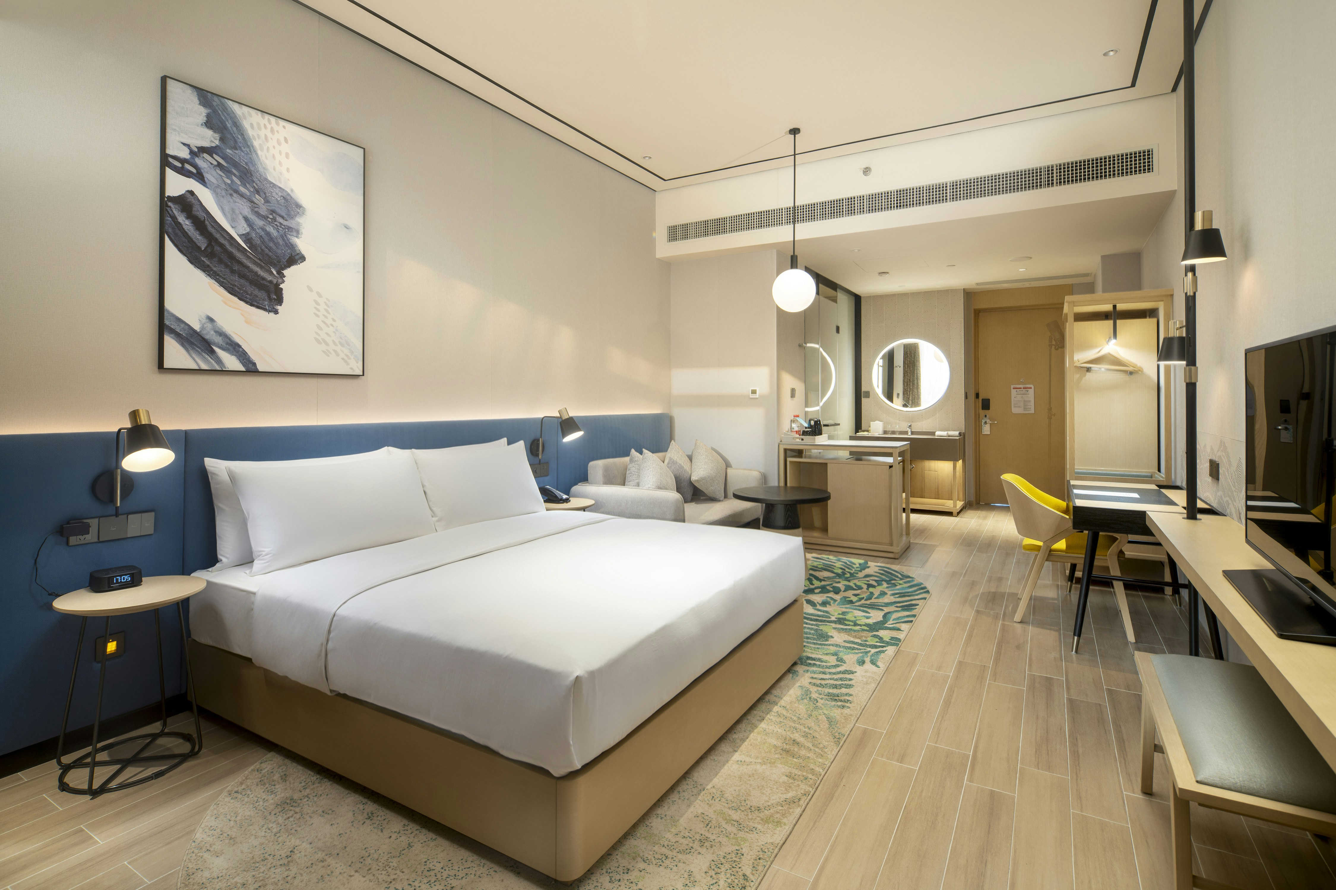 Guest Room, King Bed, Lake View