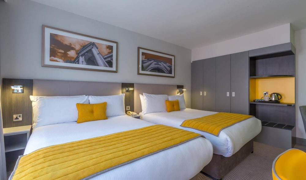 ROOM, DOUBLE BED