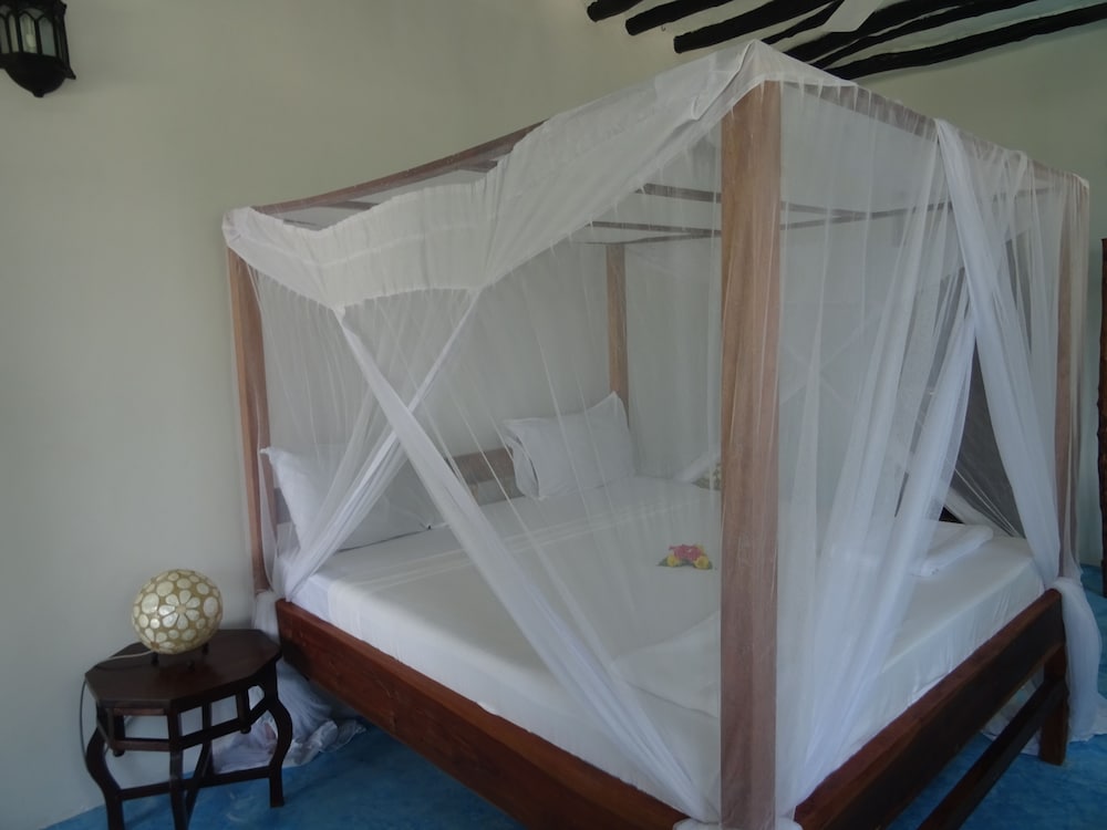 Makuti Beach Bungalows 26/65