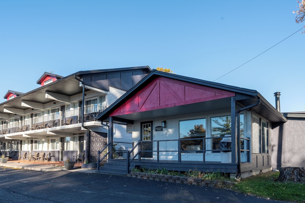 Super 8 by Wyndham Gananoque - Country Squire Resort 2/88