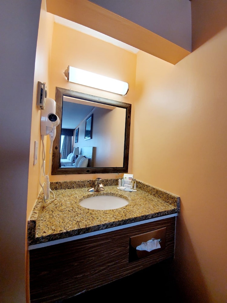 Travelodge by Wyndham Golden Sportsman Lodge 24/44