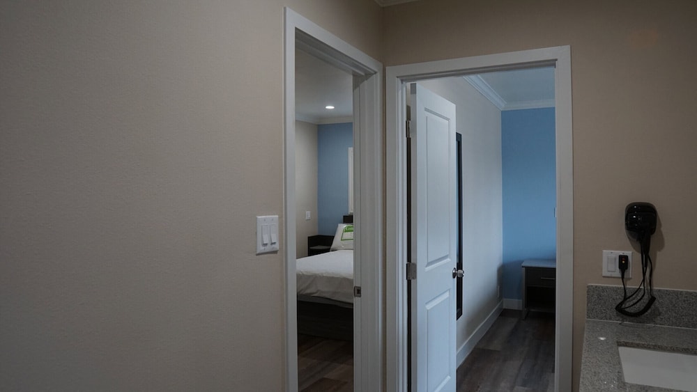 Sea Breeze Inn 25/25
