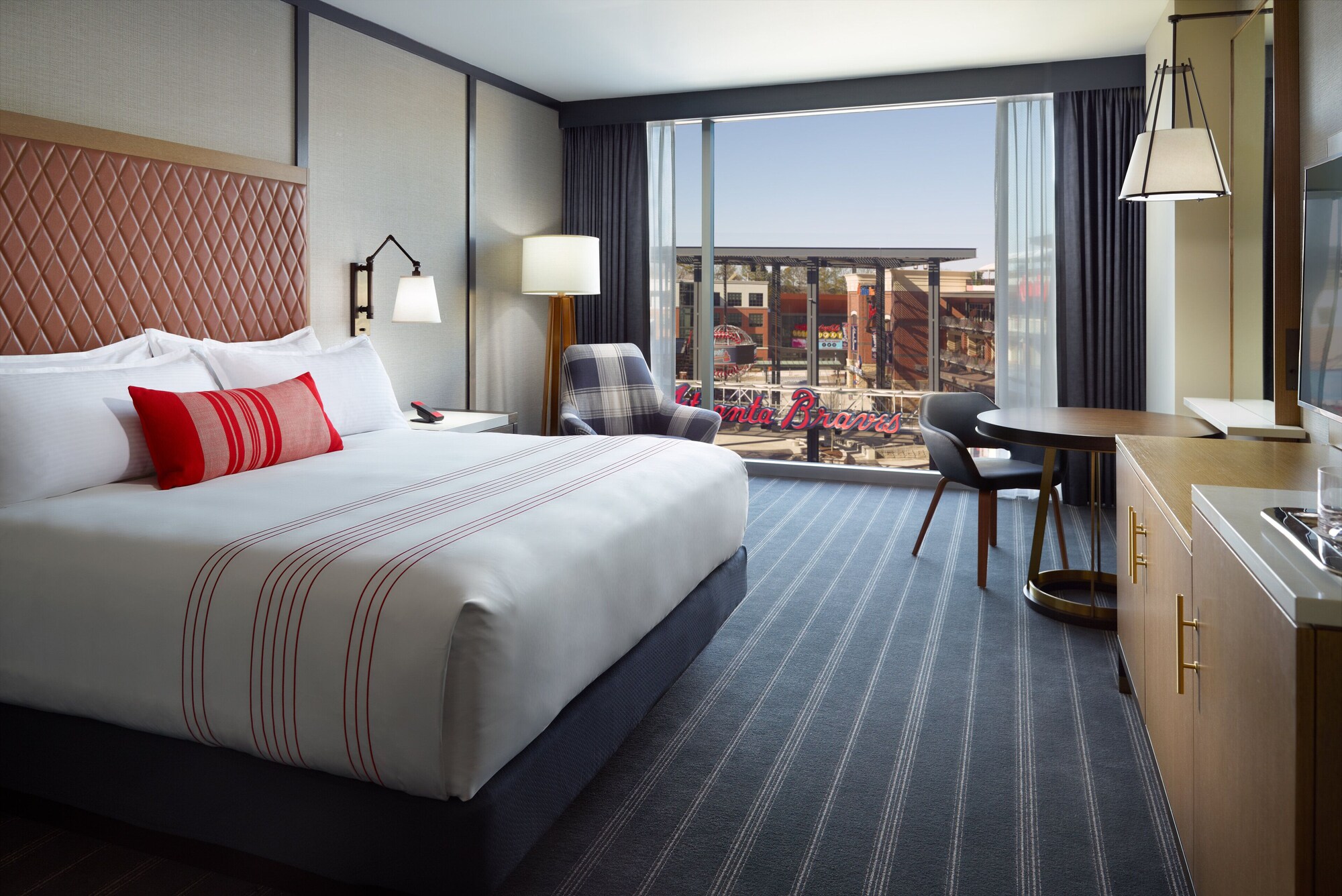 Luxury, Suite, King Bed, Plaza View, Accessible