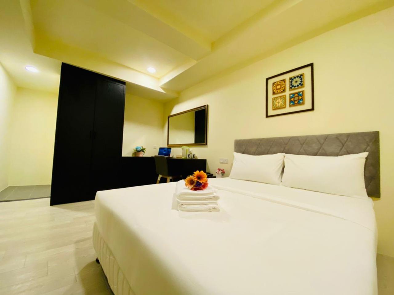 Deluxe, Queen Bed, No Window