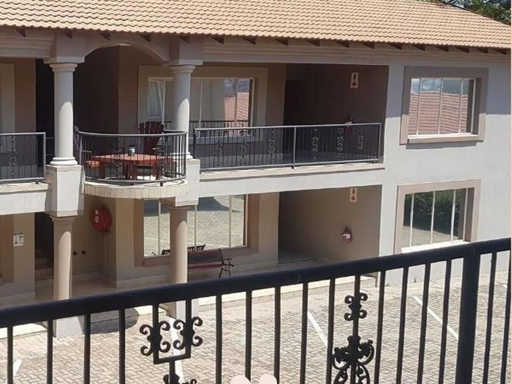 Country Blue Luxury Guest House 6/44