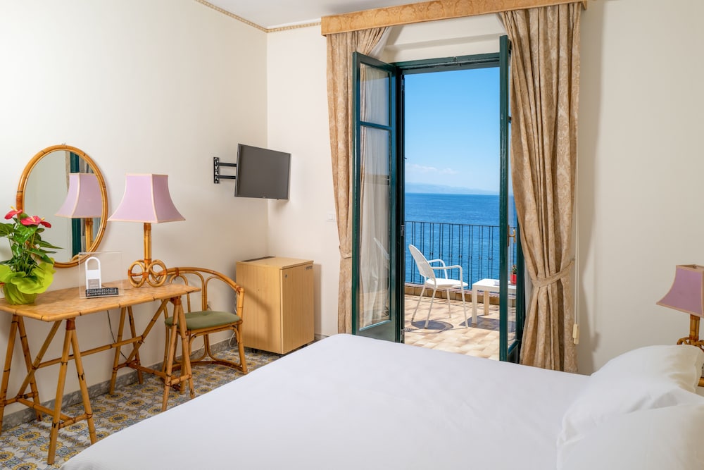 SUPERIOR, DOUBLE OR TWIN BED, SEA VIEW, TERRACE