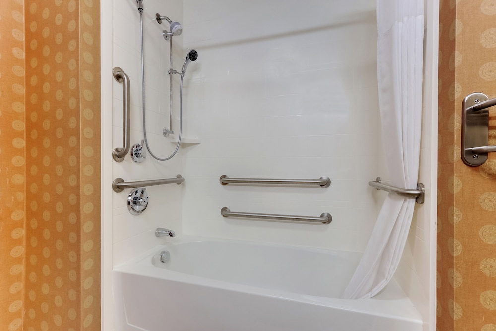 Hampton Inn & Suites Hartsville 28/76