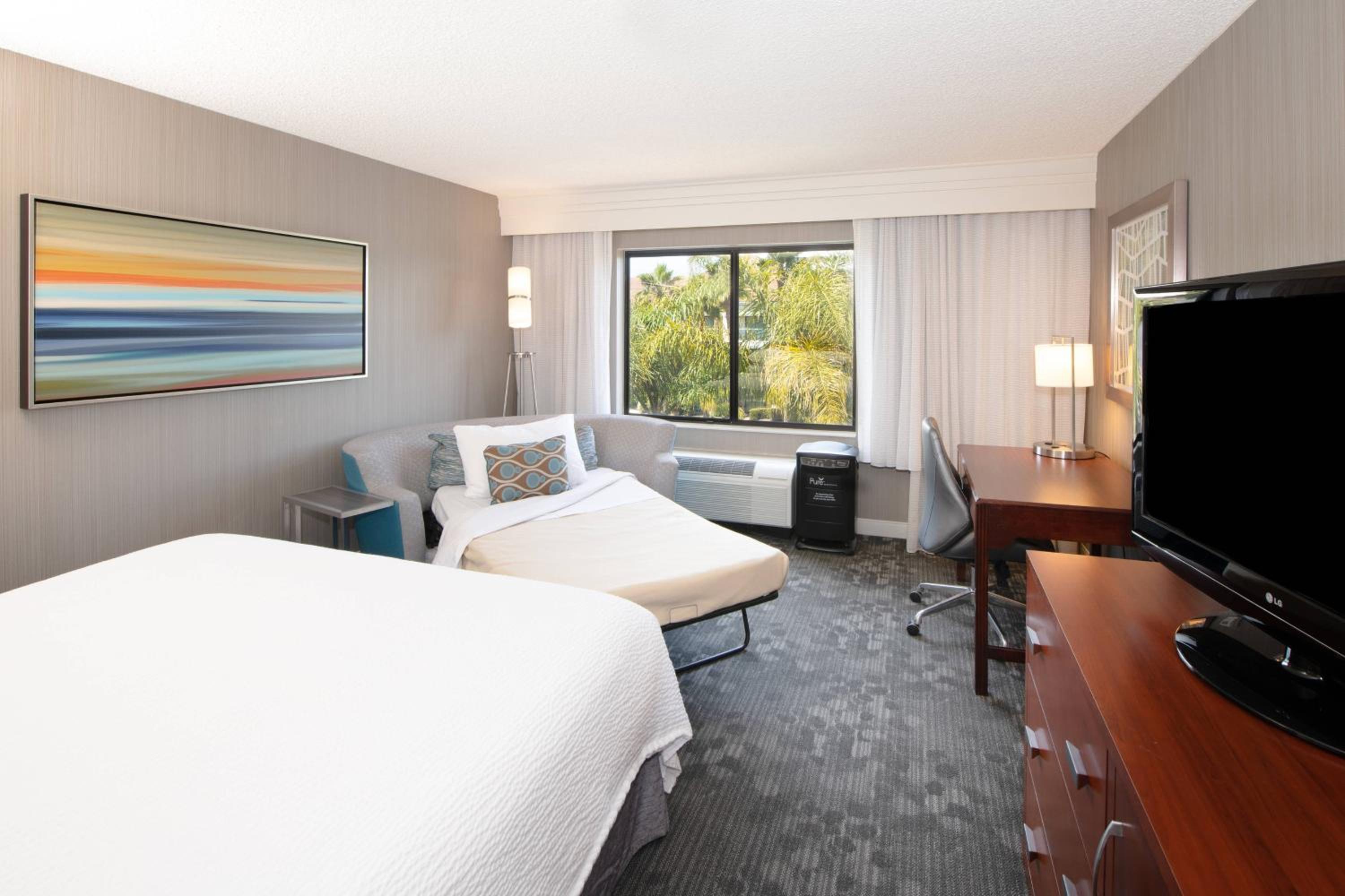 Room at Courtyard By Marriott Oakland Airport, OAKLAND - CA
