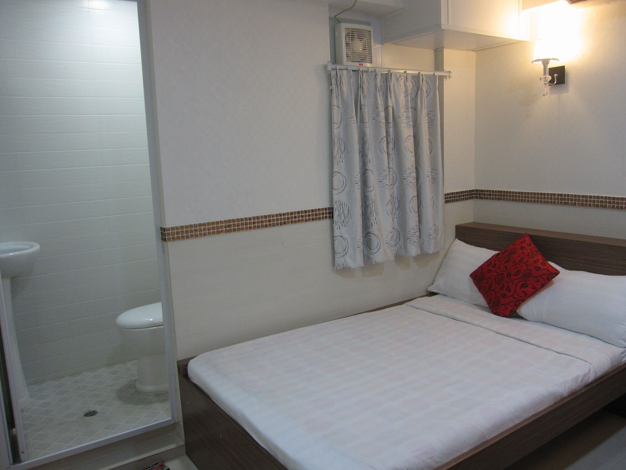 ROOM, DOUBLE BED