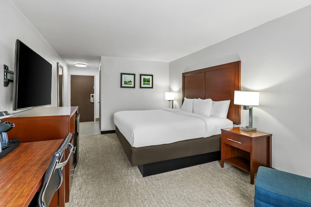 Comfort Inn & Suites Greenwood Near University 26/66