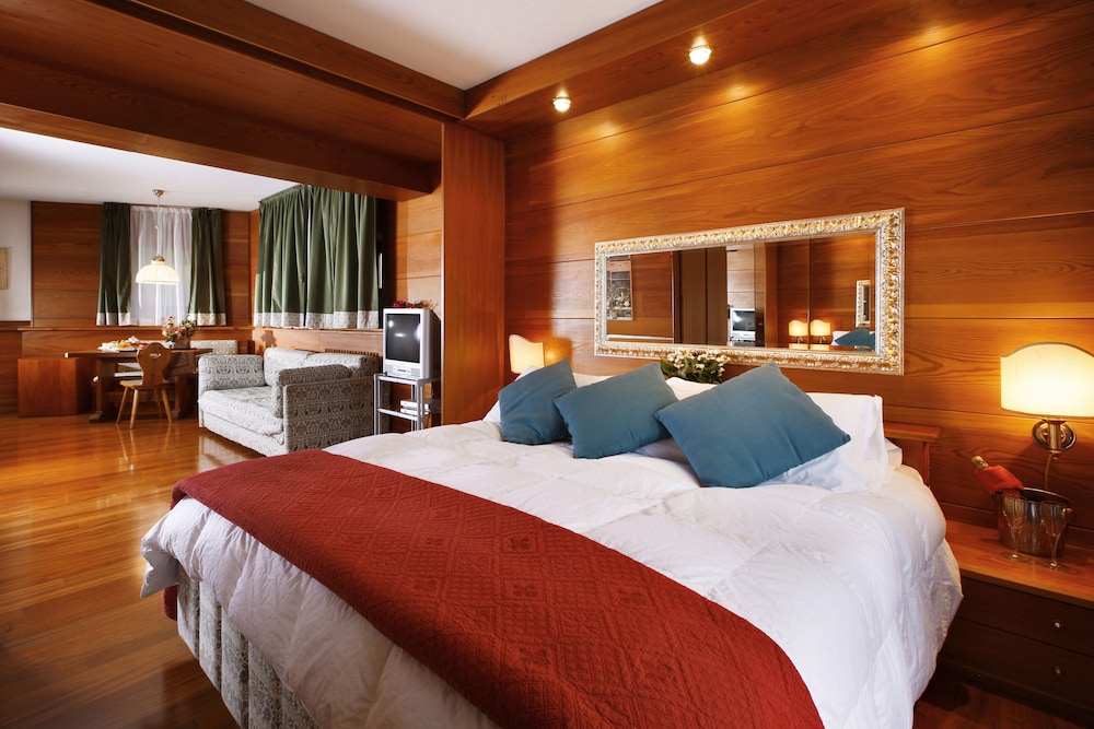 Hotel Mirage 6/34