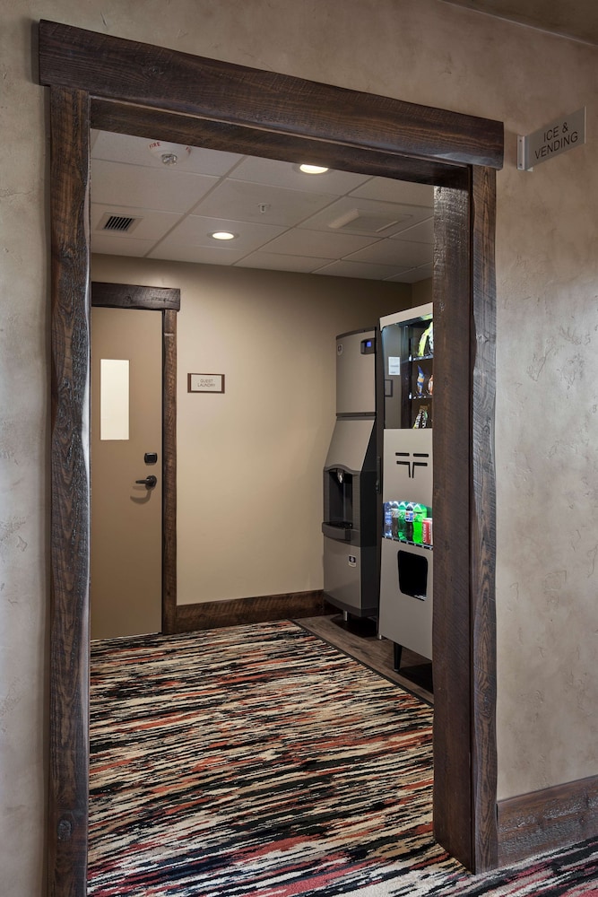 Glacier International Lodge 3/48