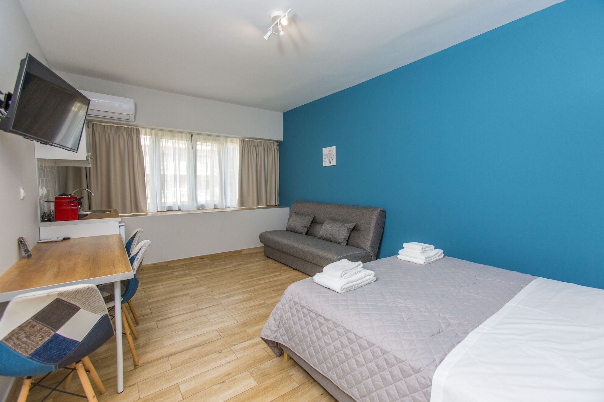 City, Studio, Queen Bed
