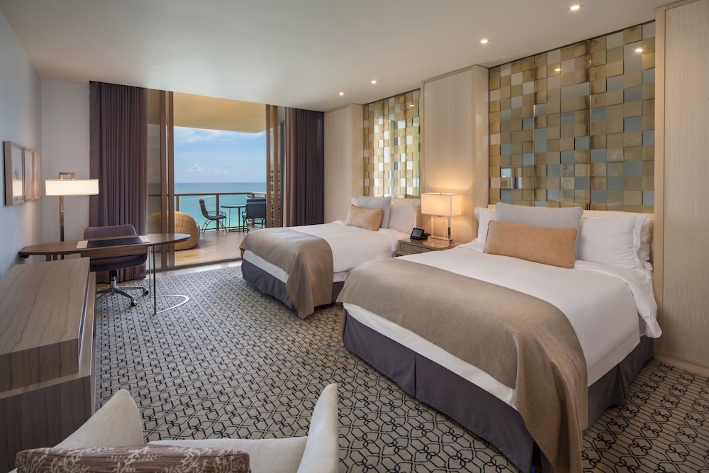 Grand, 2 Queen Beds, Ocean Front, Accessible