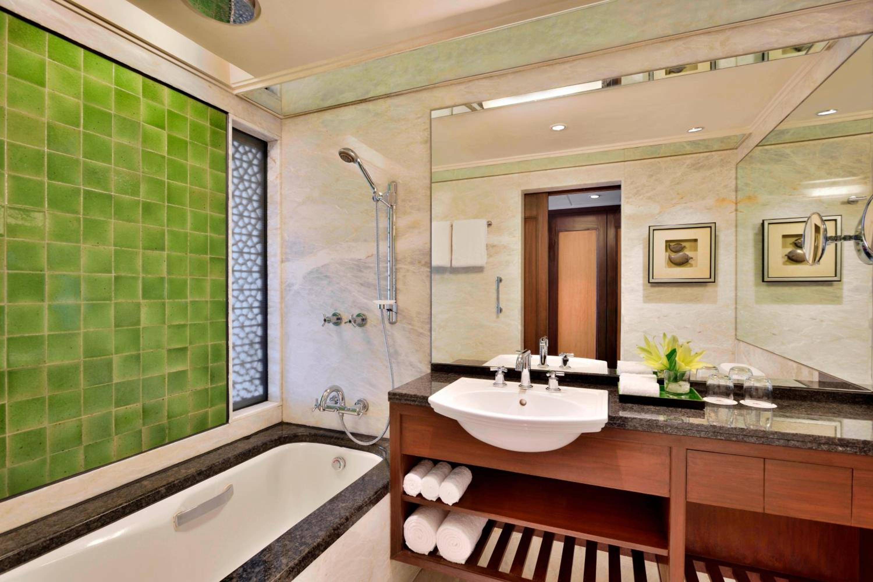 Deluxe, Twin Beds, Bathtub, Hyderabad Marriott Hotel And Convention Centre 6/6
