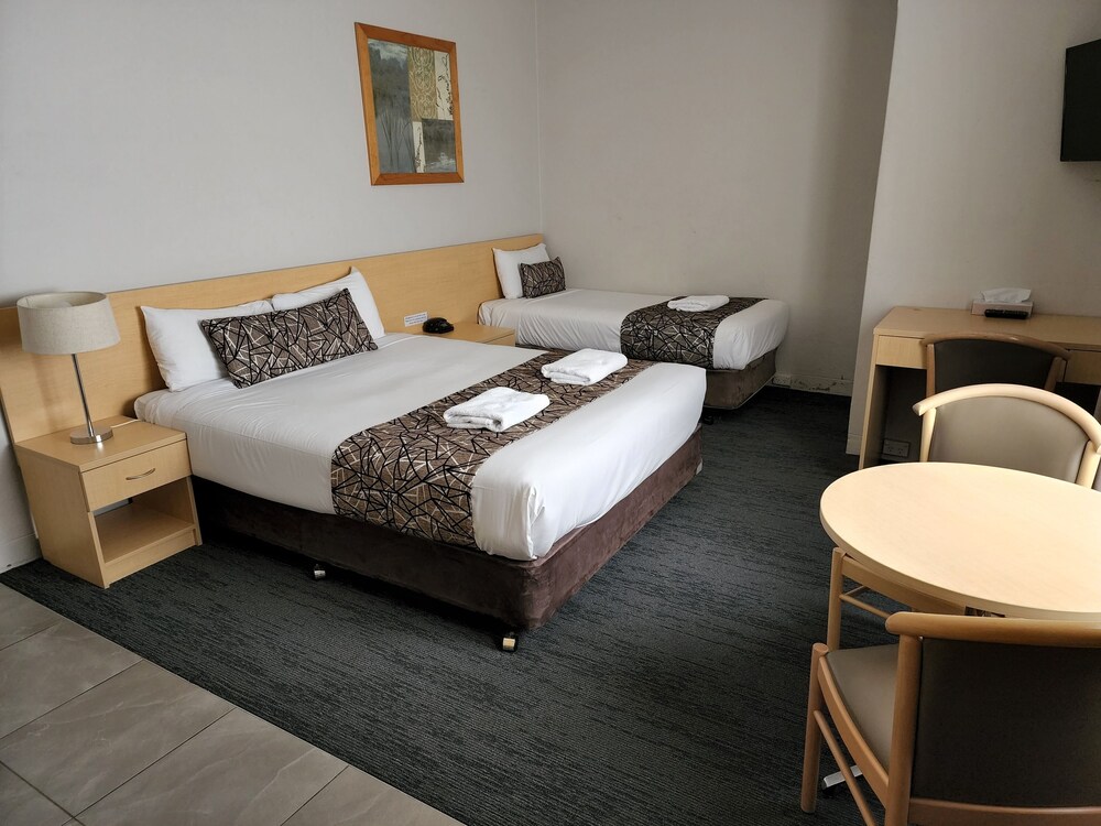 BATHURST MOTOR INN 28/59
