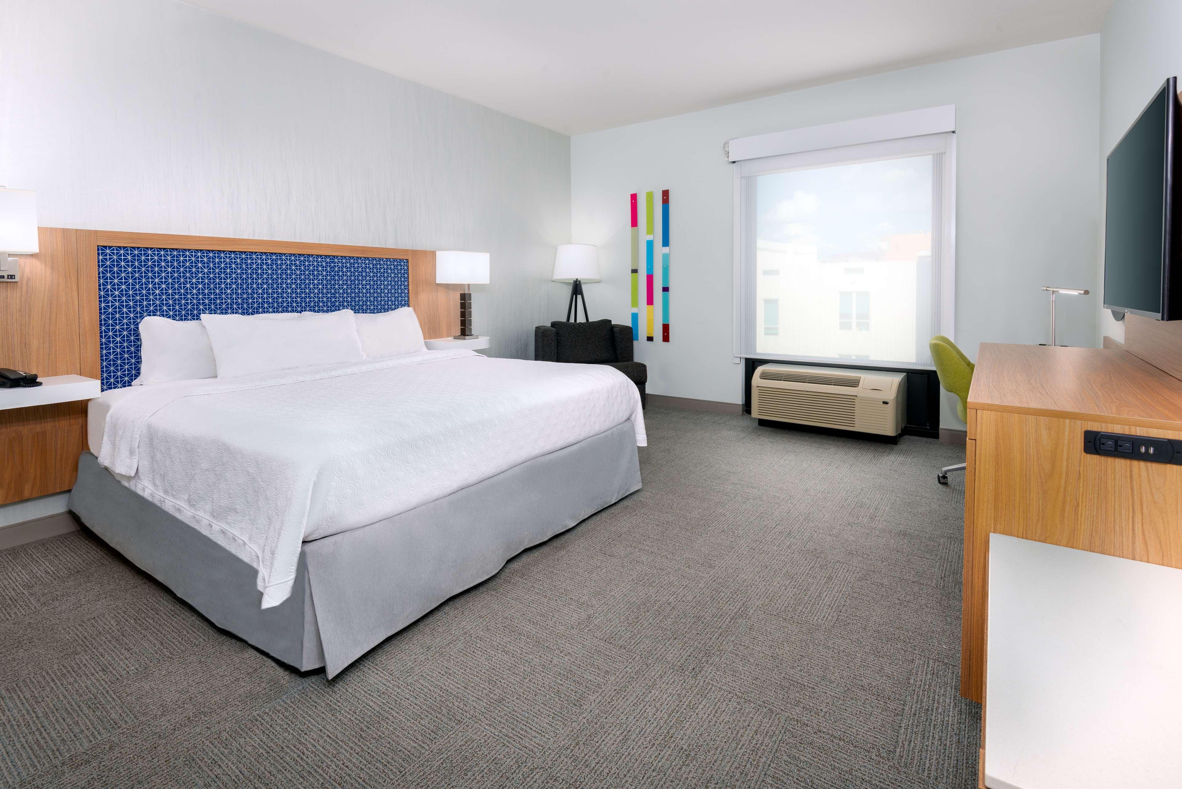 ROOM, KING BED, ACCESSIBLE