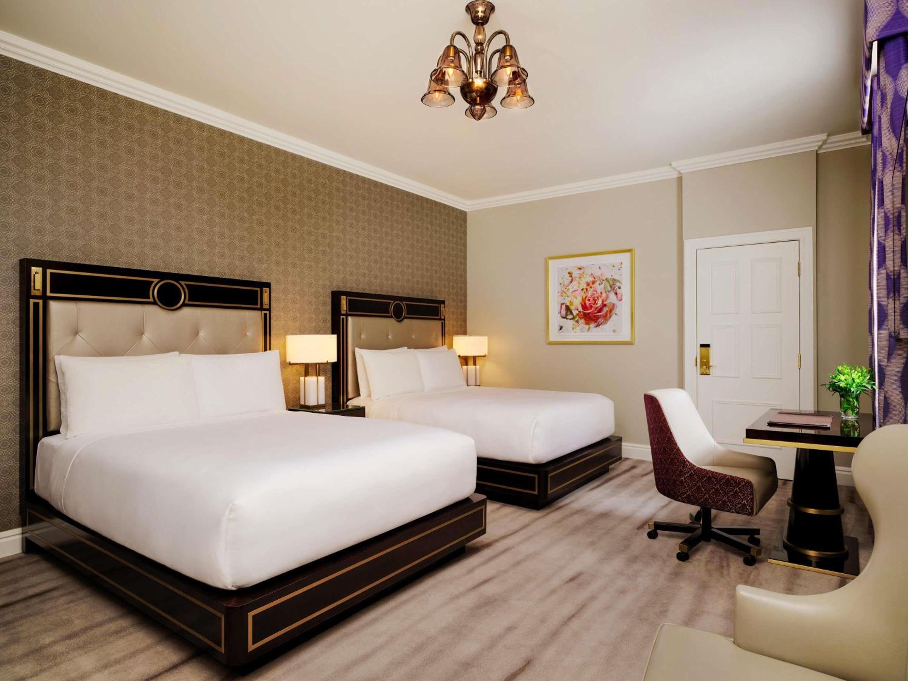 Fairmont Gold, Deluxe, 2 Queen Beds, City View, Sofa