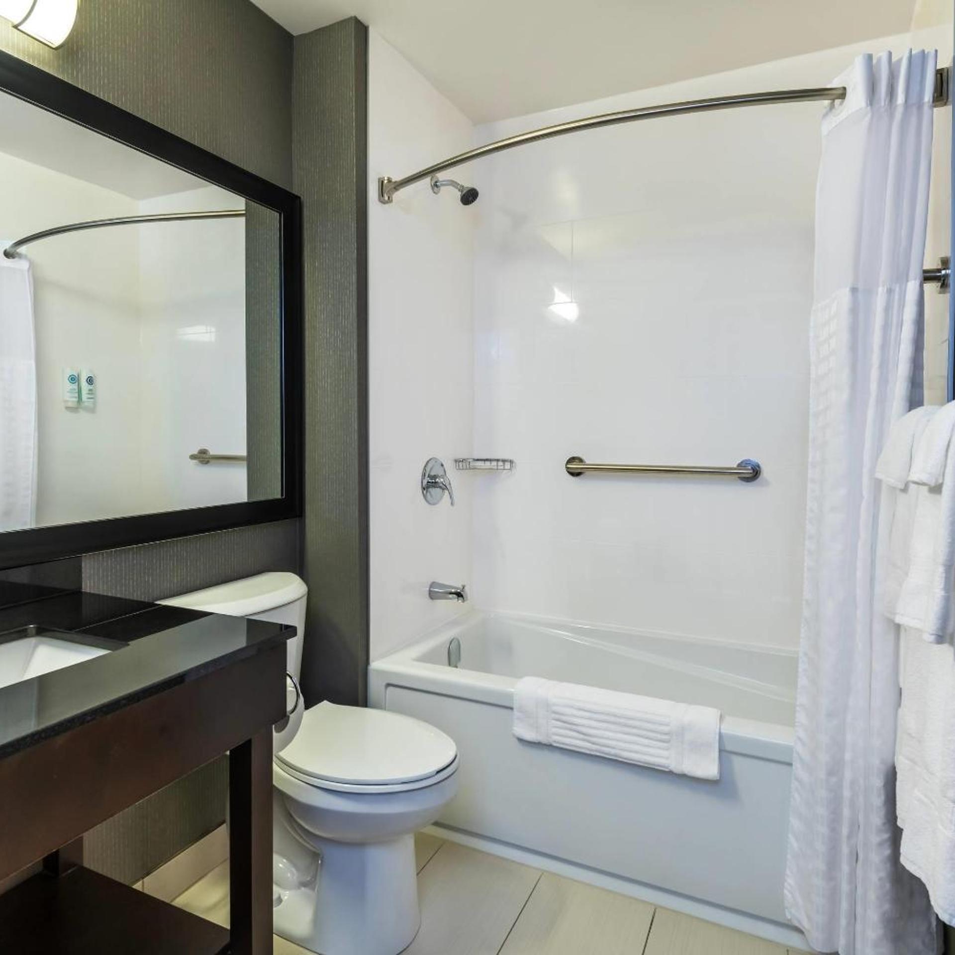 غرفة قياسية بسرير كينج وسريرين كوين، Comfort Inn Gatineau 8/9